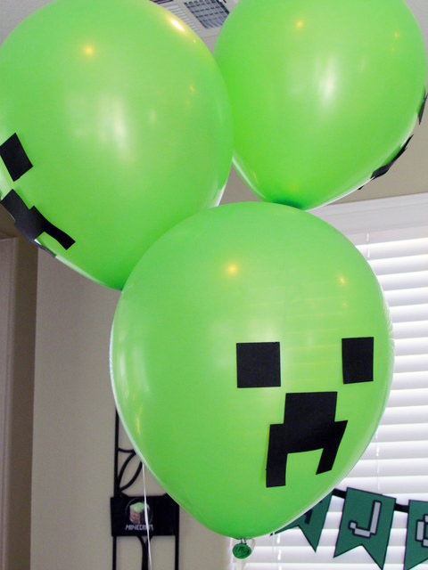 ลูกโป่งกลมเนื้อสแตนดาร์ท สีเขียวตองอ่อน ไซส์ 10 นิ้ว แพ็คละ 10 ใบ (Round Balloons Size 10" - Standard Green Lime Color)