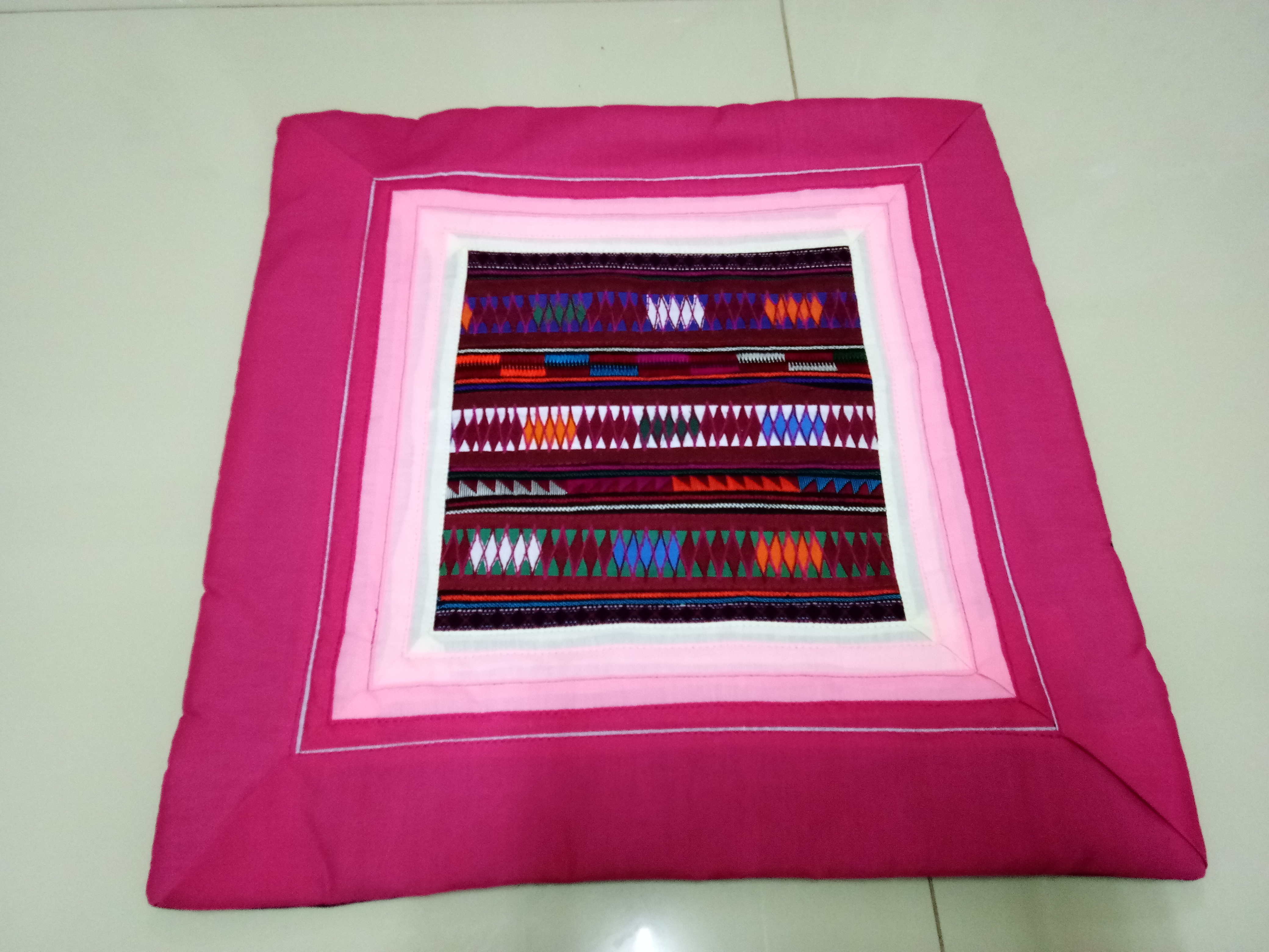 ปอกหมอนสีชมพู ลายปักอาข่า ตัดเย็บอย่างดี