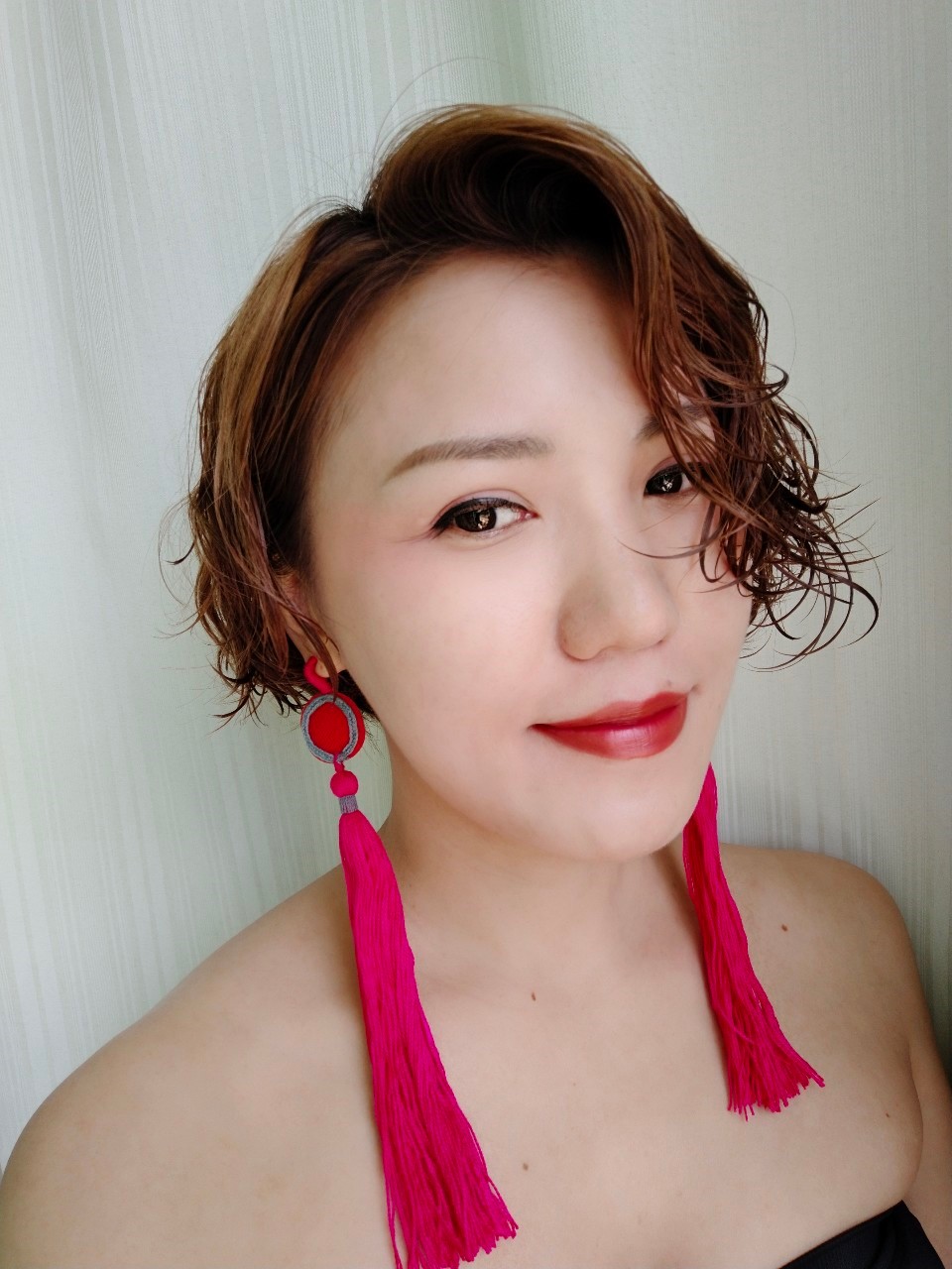 ต่างหูพู่ยาวสีชมพู