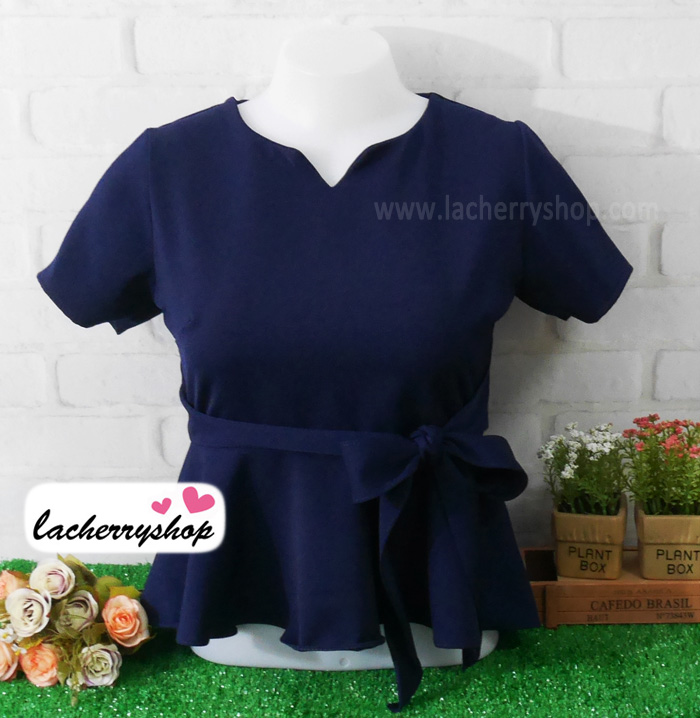 เสื้อผ้าแฟชั่นสวยๆ เสื้อทำงานสีกรมท่า ผ้าฮานาโกะ แต่งระบายเอว มีสายมัดโบว์ สวยหวานสไตล์เกาหลี ใส่ได้หลายสไตล์ เว้าคอ มีซิปหลัง ใส่ได้ทุกโอกาส