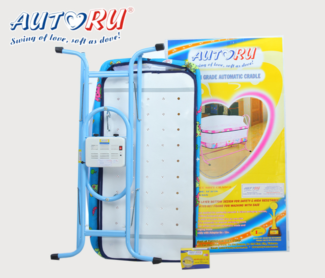 เปลไกวไฟฟ้า Autoru รุ่น Eco ตอบโจทย์สำหรับครอบครัวขนาดเล็ก ที่มีพื้นที่ใช้สอยภายในบ้านจำกัด เปลไกวไฟฟ้า Autoru รุ่น Eco เป็นเปลไกวไฟฟ้าชุดสุดคุ้มที่มากด้วยฟังก์ชั่นการใช้งาน ด้วยดีไซน์ที่กะทัดรัด เปลไกวไฟฟ้ามีน้ำหนักเพียง 7.5 กก. จึงช่วยให้เคลื่อนย้ายสะดวก ติดตั้งง่าย พร้อมออกแบบมาอย่างเหมาะสมกับสรีระลูกน้อยวัยทารก ด้วยฐานรองรับแผ่นหลังแบบเฟรมที่ช่วยป้องกันไม่ให้หลังของลูกน้อยโค้งงอในยามนอน เอกสิทธิ์พิเศษเฉพาะ เปลไกวไฟฟ้า Autoru เท่านั้น นอกจากนี้ เปลไกวไฟฟ้า Autoru ยังสามารถปรับระดับความเร็วในการไกวได้ถึง 6 ระดับ ตามน้ำหนักของน้อง และด้วยการเคลื่อนไหวที่นุ่มนวลสม่ำเสมอ โดยไร้เสียงดังรบกวน ลูกน้อยจึงหลับสนิทได้ตลอดวัน เปลไกวไฟฟ้า Autoru รุ่น Eco มี 2 สีให้เลือกสีฟ้าและสีชมพู พร้อมการรับประกัน 1 ปีเต็ม