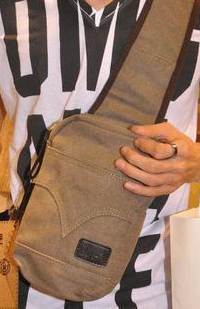 กระเป๋าสะพายข้าง size S แบบกระเป่ายีนส์ เนื้อผ้าใบ สีดำ น้ำตาล