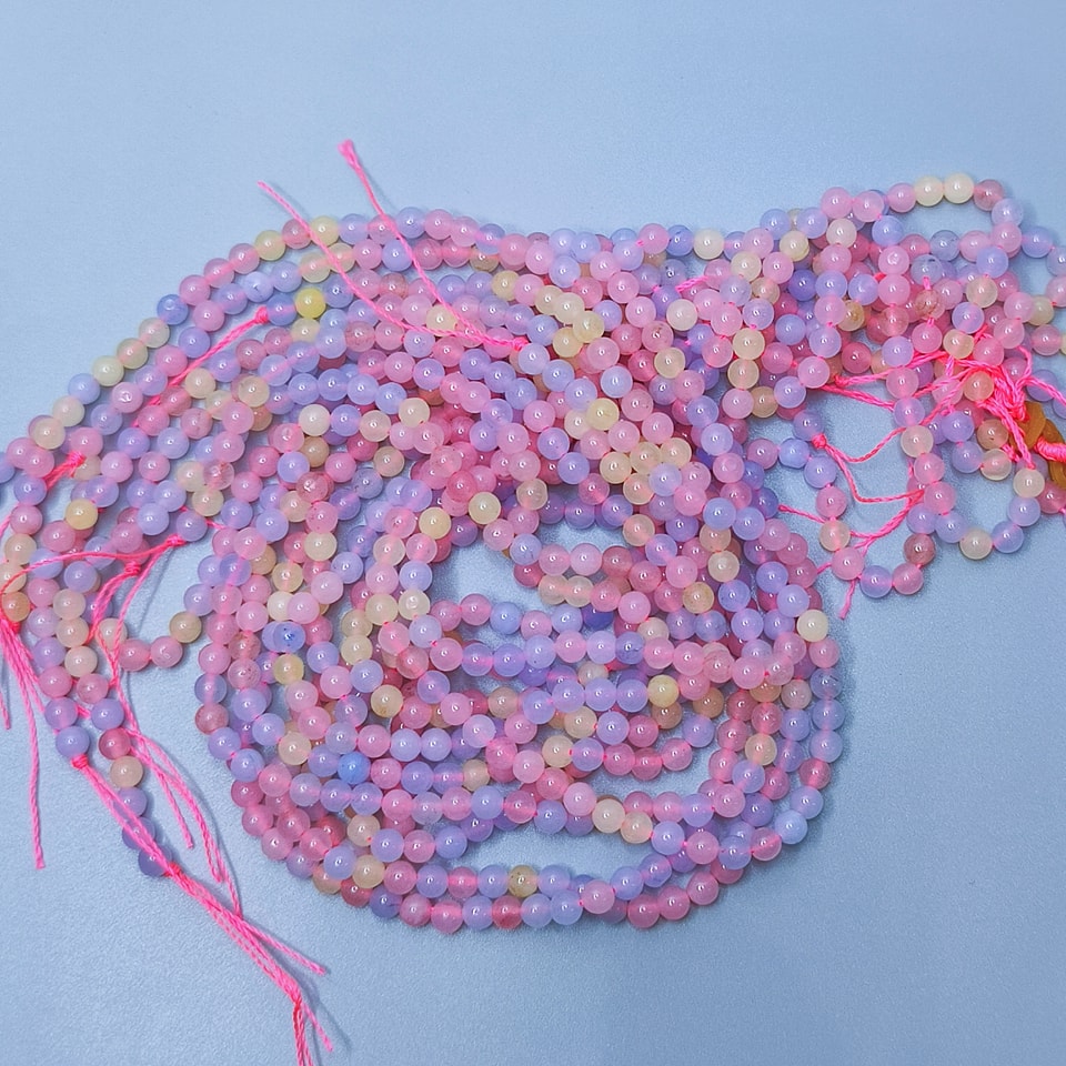 หินคาลซิโดนี เสริมพลังหญิง ดึงดูด เมตตา การงานก้าวหน้า ยาว 37 ซม. 4 มิล (98 เม็ด)