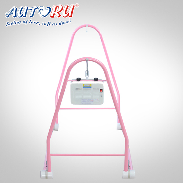 เปลไกวไฟฟ้า Autoru รุ่น Eco ตอบโจทย์สำหรับครอบครัวขนาดเล็ก ที่มีพื้นที่ใช้สอยภายในบ้านจำกัด เปลไกวไฟฟ้า Autoru รุ่น Eco เป็นเปลไกวไฟฟ้าชุดสุดคุ้มที่มากด้วยฟังก์ชั่นการใช้งาน ด้วยดีไซน์ที่กะทัดรัด เปลไกวไฟฟ้ามีน้ำหนักเพียง 7.5 กก. จึงช่วยให้เคลื่อนย้ายสะดวก ติดตั้งง่าย พร้อมออกแบบมาอย่างเหมาะสมกับสรีระลูกน้อยวัยทารก ด้วยฐานรองรับแผ่นหลังแบบเฟรมที่ช่วยป้องกันไม่ให้หลังของลูกน้อยโค้งงอในยามนอน เอกสิทธิ์พิเศษเฉพาะ เปลไกวไฟฟ้า Autoru เท่านั้น นอกจากนี้ เปลไกวไฟฟ้า Autoru ยังสามารถปรับระดับความเร็วในการไกวได้ถึง 6 ระดับ ตามน้ำหนักของน้อง และด้วยการเคลื่อนไหวที่นุ่มนวลสม่ำเสมอ โดยไร้เสียงดังรบกวน ลูกน้อยจึงหลับสนิทได้ตลอดวัน เปลไกวไฟฟ้า Autoru รุ่น Eco มี 2 สีให้เลือกสีฟ้าและสีชมพู พร้อมการรับประกัน 1 ปีเต็ม