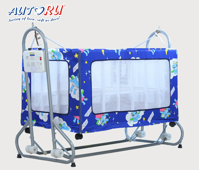 เปลไกวไฟฟ้าอัตโนมัติ Autoru รุ่น Gold 2 in 1 สีชมพู เพราะ เปลไกวไฟฟ้าอัตโนมัติ Autoru เข้าใจเป็นอย่างดีว่าเด็กๆ มีการเจริญเติบโตทางด้านร่างกายอย่างรวดเร็ว เปลไกวไฟฟ้าอัตโนมัติ Autoru รุ่น Gold 2 in 1 จึงถูกออกแบบมาเป็นพิเศษเพื่อรองรับการเจริญเติบโตของลูกน้อยที่คุณรัก ด้วยคุณสมบัติของพื้นที่ภายในเปลไกวไฟฟ้าอัตโนมัติ Autoru ที่มีขนาดใหญ่รองรับทุกอิริยาบทของลูกน้อย โครงสร้างที่แข็งแรงทนทานพร้อมระบบล็อคที่ได้มาตรฐานจึงช่วยเพิ่มความมั่นคงของตัวเปลไกวไฟฟ้าอัตโนมัติได้ดียิ่งขึ้น รูระบายอากาศโดยรอบตัวเปลไกวไฟฟ้าอัตโนมัติช่วยให้อากาศถ่ายเทสะดวก นอกจากนี้ เปลไกวไฟฟ้าอัตโนมัติ Autoru รุ่น Gold 2 in 1 ยังมีมุ้งแบบกระโจมที่ช่วยป้องกันยุงและแมลงต่างๆ ที่อาจมารบกวนลูกน้อยในเวลาพักผ่อนได้ ที่สำคัญคือคุณแม่สามารถปรับเปลี่ยนตัวเปลไกวไฟฟ้าอัตโนมัติ Autoru รุ่น Gold 2 in 1 ให้เป็นเพลย์เพน และคอกกั้นเพื่อความปลอดภัยของลูกน้อยในวัยหัดคลานและหัดเดินได้อีกด้วย เปลไกวไฟฟ้า