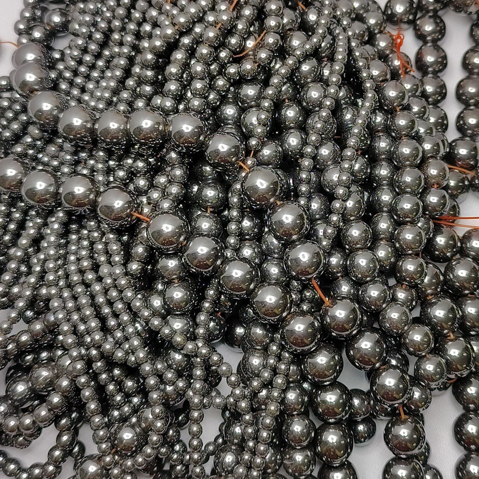 แร่หินเฮมาไทล์ หินพลังกำลัง - แข็งแกร่ง กล้าหาญ พละกำลัง ยาว 37 ซม. 6 มิล (63 เม็ด)