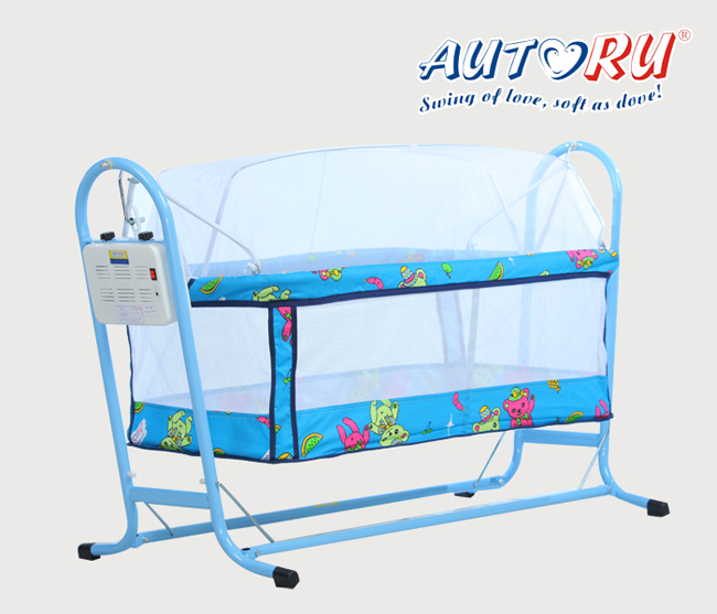 เปลไกวไฟฟ้า Autoru รุ่น Eco ตอบโจทย์สำหรับครอบครัวขนาดเล็ก ที่มีพื้นที่ใช้สอยภายในบ้านจำกัด เปลไกวไฟฟ้า Autoru รุ่น Eco เป็นเปลไกวไฟฟ้าชุดสุดคุ้มที่มากด้วยฟังก์ชั่นการใช้งาน ด้วยดีไซน์ที่กะทัดรัด เปลไกวไฟฟ้ามีน้ำหนักเพียง 7.5 กก. จึงช่วยให้เคลื่อนย้ายสะดวก ติดตั้งง่าย พร้อมออกแบบมาอย่างเหมาะสมกับสรีระลูกน้อยวัยทารก ด้วยฐานรองรับแผ่นหลังแบบเฟรมที่ช่วยป้องกันไม่ให้หลังของลูกน้อยโค้งงอในยามนอน เอกสิทธิ์พิเศษเฉพาะ เปลไกวไฟฟ้า Autoru เท่านั้น นอกจากนี้ เปลไกวไฟฟ้า Autoru ยังสามารถปรับระดับความเร็วในการไกวได้ถึง 6 ระดับ ตามน้ำหนักของน้อง และด้วยการเคลื่อนไหวที่นุ่มนวลสม่ำเสมอ โดยไร้เสียงดังรบกวน ลูกน้อยจึงหลับสนิทได้ตลอดวัน เปลไกวไฟฟ้า Autoru รุ่น Eco มี 2 สีให้เลือกสีฟ้าและสีชมพู พร้อมการรับประกัน 1 ปีเต็ม