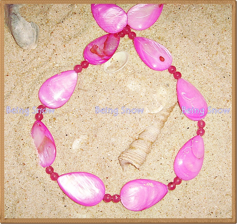 สร้อยคอหินสี - เปลือกหอยทรงหยดน้ำสีชมพูสดเม็ดใหญ่ สลับด้วยลูกปัดแก้วเม็ดเล็ก