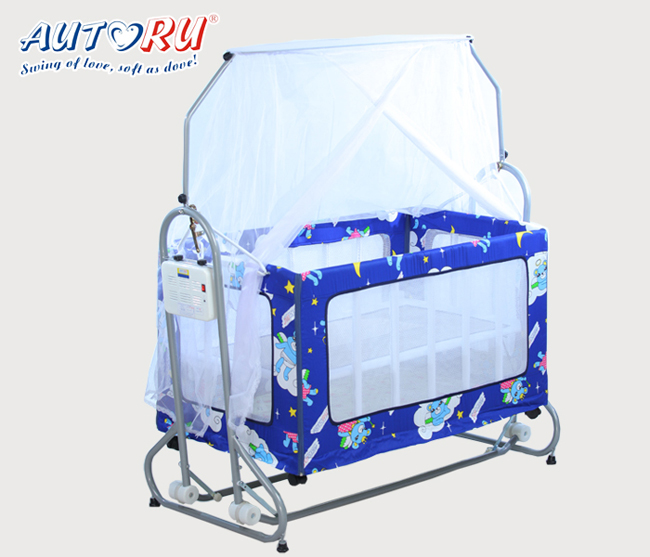 เปลไกวไฟฟ้าอัตโนมัติ Autoru รุ่น Gold 2 in 1 สีชมพู เพราะ เปลไกวไฟฟ้าอัตโนมัติ Autoru เข้าใจเป็นอย่างดีว่าเด็กๆ มีการเจริญเติบโตทางด้านร่างกายอย่างรวดเร็ว เปลไกวไฟฟ้าอัตโนมัติ Autoru รุ่น Gold 2 in 1 จึงถูกออกแบบมาเป็นพิเศษเพื่อรองรับการเจริญเติบโตของลูกน้อยที่คุณรัก ด้วยคุณสมบัติของพื้นที่ภายในเปลไกวไฟฟ้าอัตโนมัติ Autoru ที่มีขนาดใหญ่รองรับทุกอิริยาบทของลูกน้อย โครงสร้างที่แข็งแรงทนทานพร้อมระบบล็อคที่ได้มาตรฐานจึงช่วยเพิ่มความมั่นคงของตัวเปลไกวไฟฟ้าอัตโนมัติได้ดียิ่งขึ้น รูระบายอากาศโดยรอบตัวเปลไกวไฟฟ้าอัตโนมัติช่วยให้อากาศถ่ายเทสะดวก นอกจากนี้ เปลไกวไฟฟ้าอัตโนมัติ Autoru รุ่น Gold 2 in 1 ยังมีมุ้งแบบกระโจมที่ช่วยป้องกันยุงและแมลงต่างๆ ที่อาจมารบกวนลูกน้อยในเวลาพักผ่อนได้ ที่สำคัญคือคุณแม่สามารถปรับเปลี่ยนตัวเปลไกวไฟฟ้าอัตโนมัติ Autoru รุ่น Gold 2 in 1 ให้เป็นเพลย์เพน และคอกกั้นเพื่อความปลอดภัยของลูกน้อยในวัยหัดคลานและหัดเดินได้อีกด้วย เปลไกวไฟฟ้า