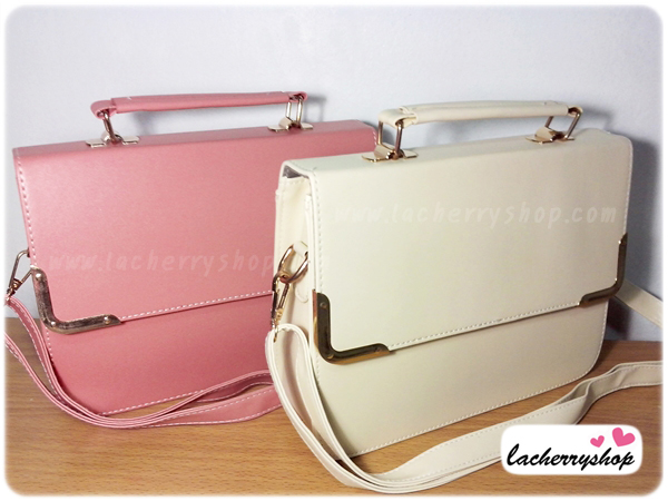 (หมดจ้า) กระเป๋าแฟชั่น ทรงเหลี่ยม สีขาว หนัง PU ดีไซน์สวยเรียบหรู มีสายสะพาย ((โปรโมชั่นส่งฟรี))