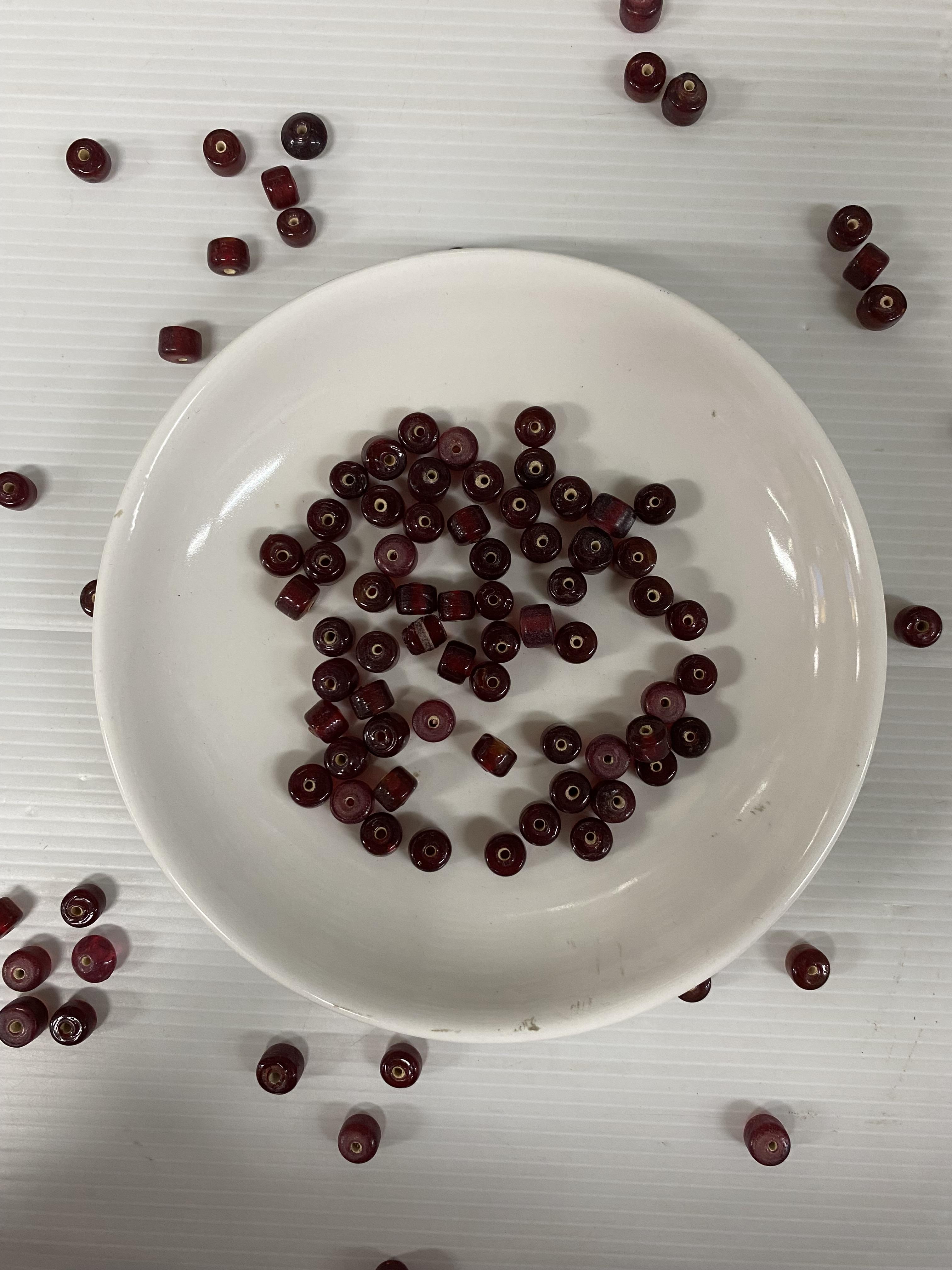 ลูกปัดแก้วอินเดียสอดไส้ทรงล้อสีแดงขุ่น9มิล100กรัม200บาท