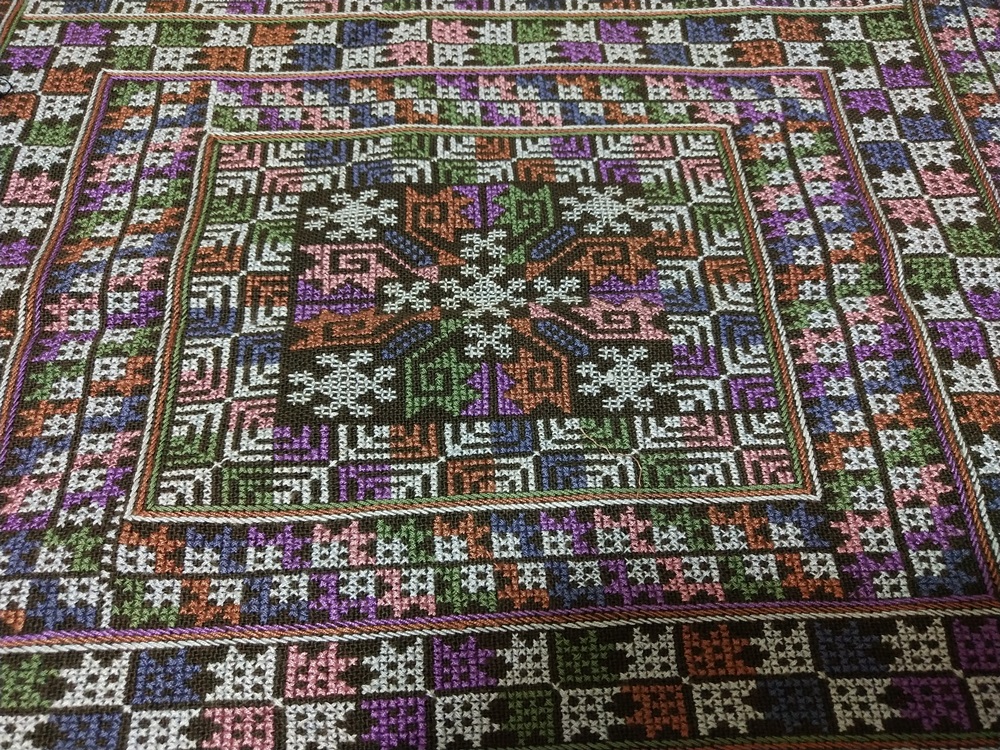 P385 ผ้าปักคลุมหัวเจ้าสาว พื้นสีเทา โทนสีคลาสสิคมาก