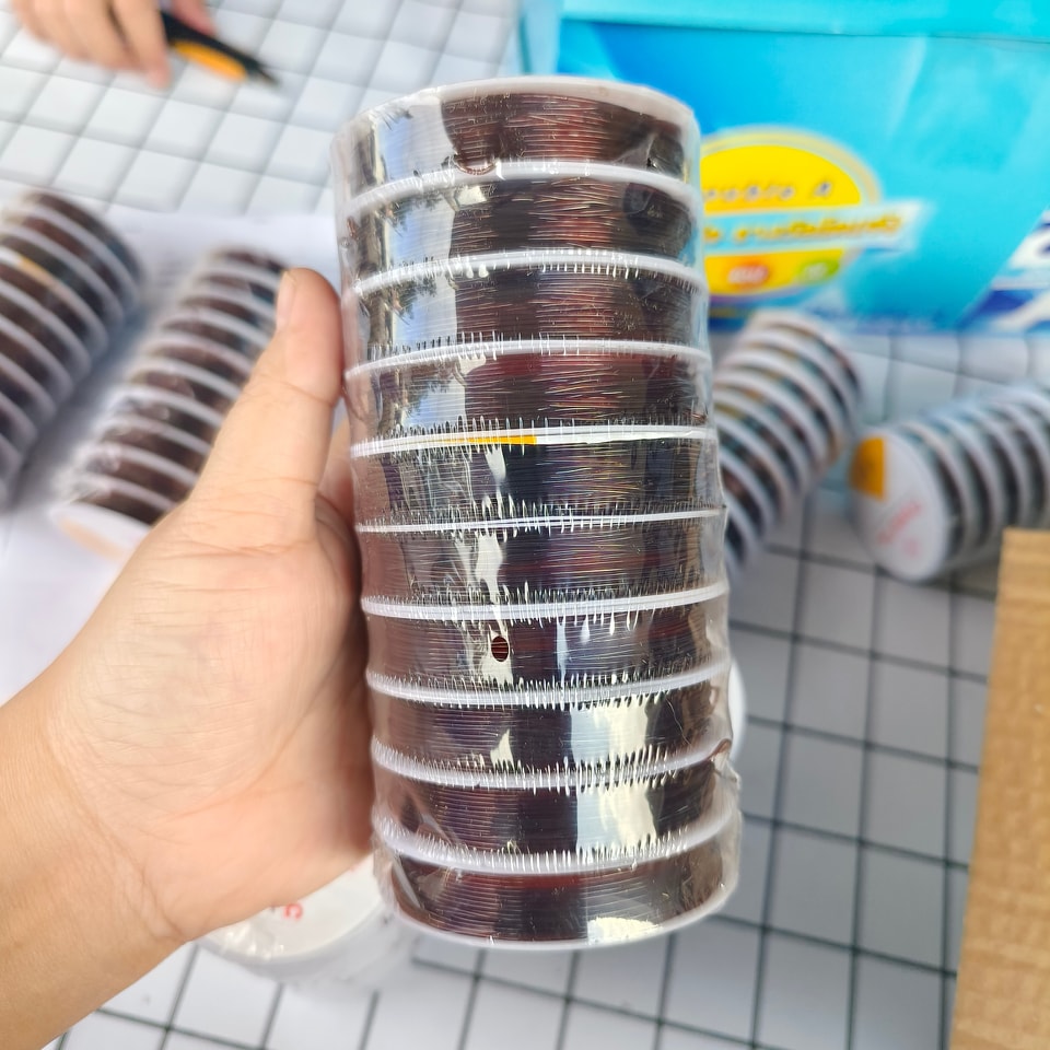 เอ็นยืดร้อยหิน เส้นกลม 0.8 มิล สีน้ำตาล ม้วนเล็ก 10 หลา แพคละ 300฿ (10 ม้วน)