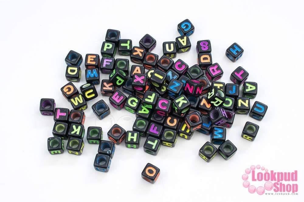 ลูกปัดพลาสติก ลูกเต๋า คละสี ตัวอักษร 6มิล (1ถุง/500กรัม)