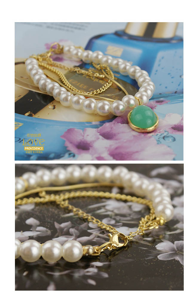 สร้อยข้อมือเกาหลี มุกสีขาวร้อยสายโซ่สีทองประดับด้วยจี้มรกต ใส่แล้วขับผิวมากค่ะ