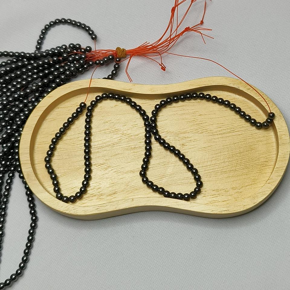 แร่หินเฮมาไทล์ หินพลังกำลัง - แข็งแกร่ง กล้าหาญ พละกำลัง ยาว 37 ซม. 4 มิล (98 เม็ด)