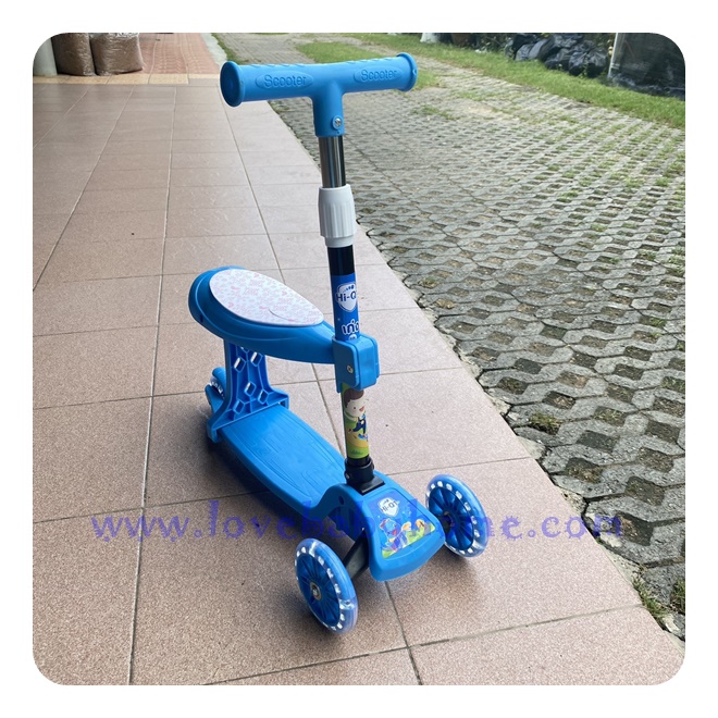 สกู๊ตเตอร์ นั่งได้ยืนได้ สีฟ้า จักรยานขาไถ หรือ สกูตเตอร์ Scooter 2 in 1