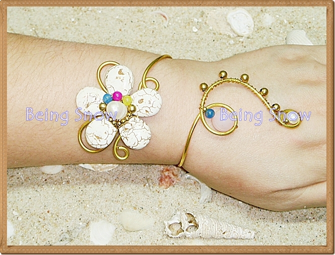 กำไลดอกไม้หินฮาวไลท์ **แถมต่างหูทองเหลือง 1 คู่**