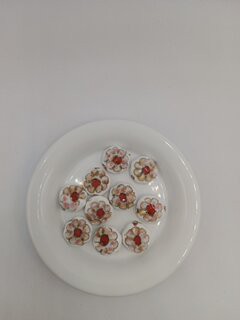 ลูกปัดกังไส กลมแบน ลายดอกไม้ สีขาว 13 มิล (10ชิ้น)