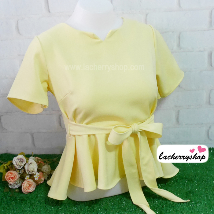 เสื้อผ้าแฟชั่นสวยๆ เสื้อทำงานสีเหลืองอ่อน ผ้าฮานาโกะ แต่งระบายเอว มีสายมัดโบว์ สวยหวานสไตล์เกาหลี ใส่ได้หลายสไตล์ เว้าคอ มีซิปหลัง ใส่ได้ทุกโอกาส