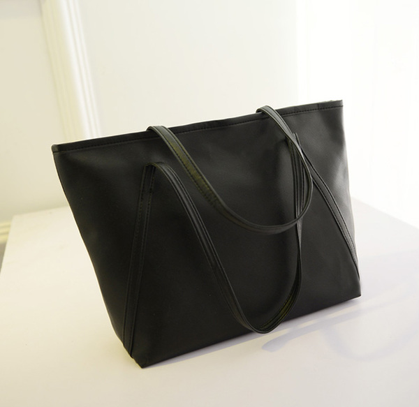 (หมดจ้า) กระเป๋าแฟชั่น สีดำ สะพายไหล่ มีซิปเปิดปิด เรียบหรู ((โปรโมชั่นส่งฟรี))