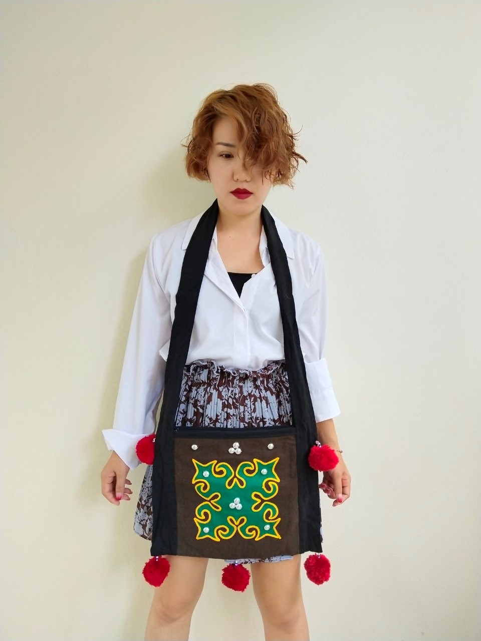 ย่ามสะพาย ลายดอกสีเขียวเดินด้ายสีเหลือง พื้นสีน้ำตาล มีลายสองด้าน