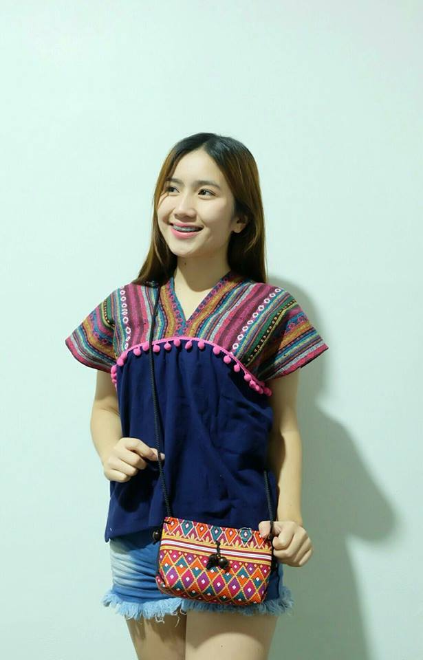 เสื้อนากา เสื้อผ้าพื้นเมือง เสื้อผ้าฝ้ายล้านนา คอวี โทนสีชมพู แต่งปอม ลายผ้าพื้นเมืองสวยๆ