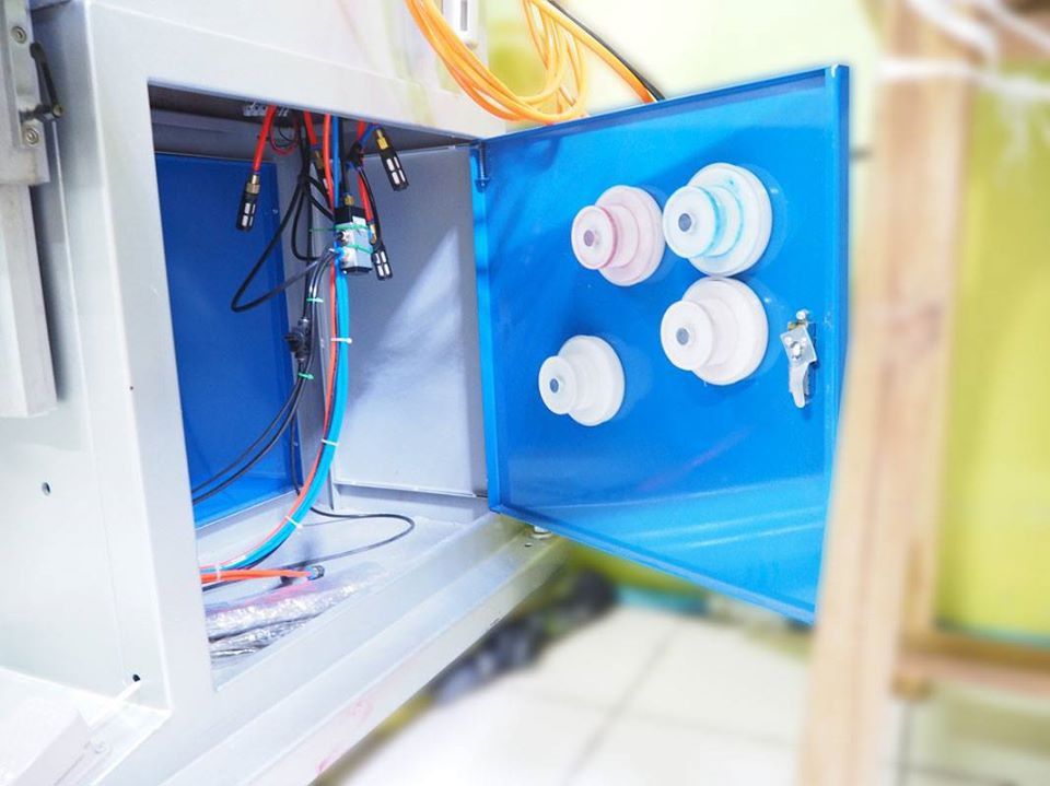 เครื่องสกรีนโลโก้ลงบนสินค้ามือสอง PAD PRINTING 4 สี แบบถ้วยปิด