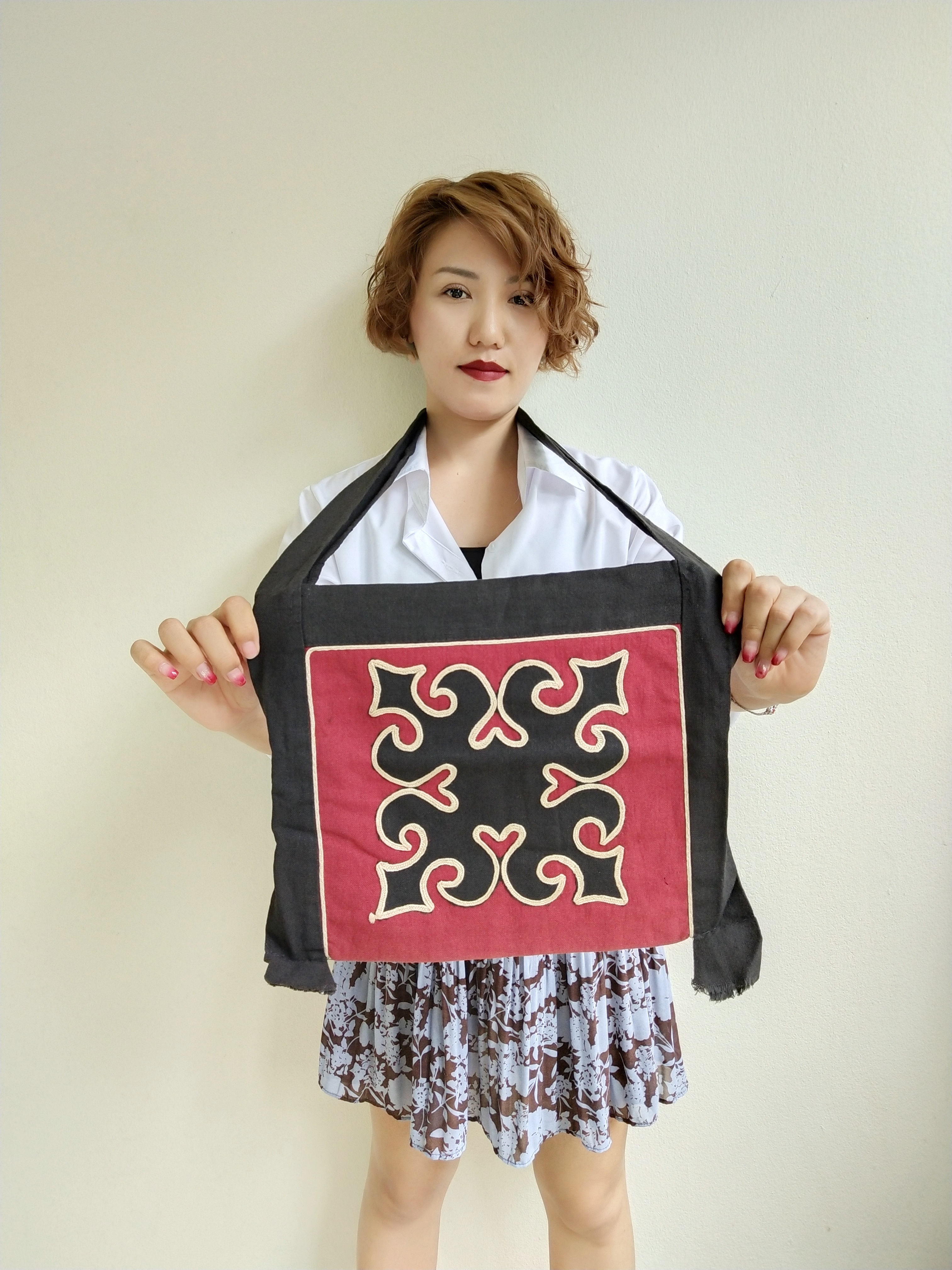 กระเป๋าผ้า ย่ามสะพาย ลายดอก สีแดง ขอบดำ มีลายสองด้าน ทั้งด้านหน้าและด้านหลัง