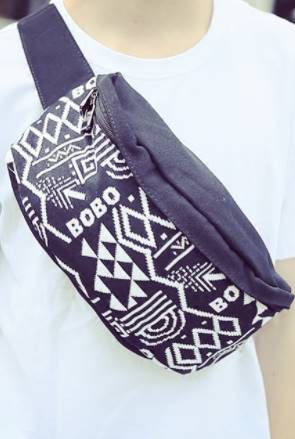 กระเป๋าแนวๆ วินเทจ คาดอก สะพายเฉียงผ้าใบ motif สี ขาวดำ