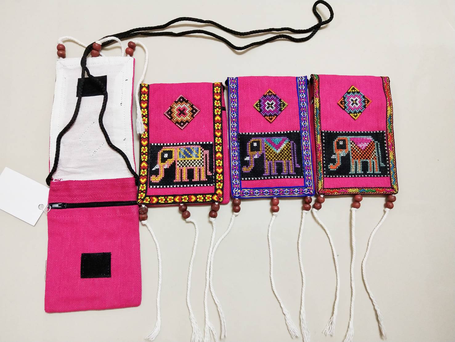 P423 กระเป๋าใส่เหรียญคล้องคอ ลายช้างปักมือ สายยาว มีช่องใส่ของ1 ช่องซิป1