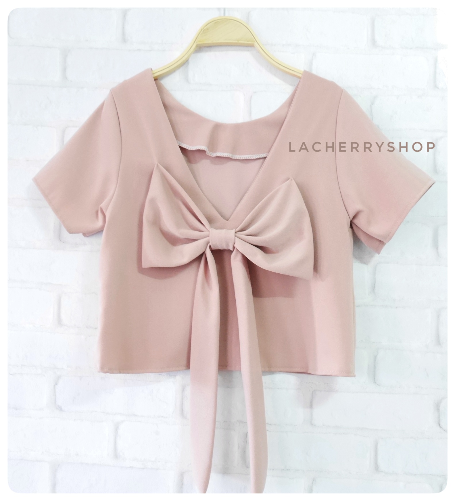 เสื้อแฟชั่นผ้าฮานาโกะ เสื้อครอปวีหลัง(สีนู้ด) แต่งโบว์เก๋ๆ แบบสวยน่ารักมากๆเนื้อผ้าฮานาโกะคุณภาพดี