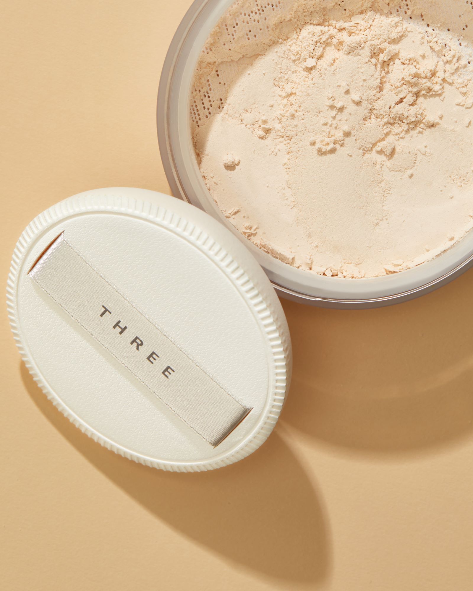 แป้งฝุ่น Three Advanced Ethereal Smooth Operator Loose Powder สี 01 Smooth Matte 10 กรัม
