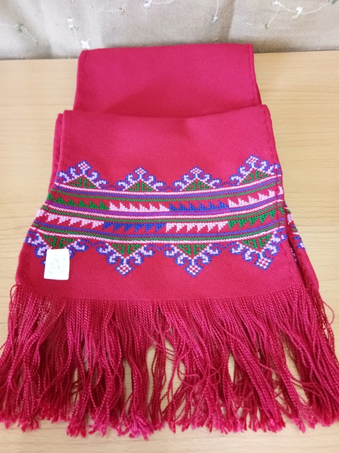 ผ้าพันคอผ้าปักมือ สีแดงสดใส