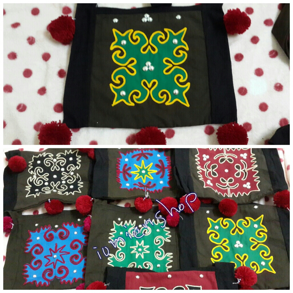 ย่ามสะพาย ลายดอกสีเขียวเดินด้ายสีเหลือง พื้นสีน้ำตาล มีลายสองด้าน