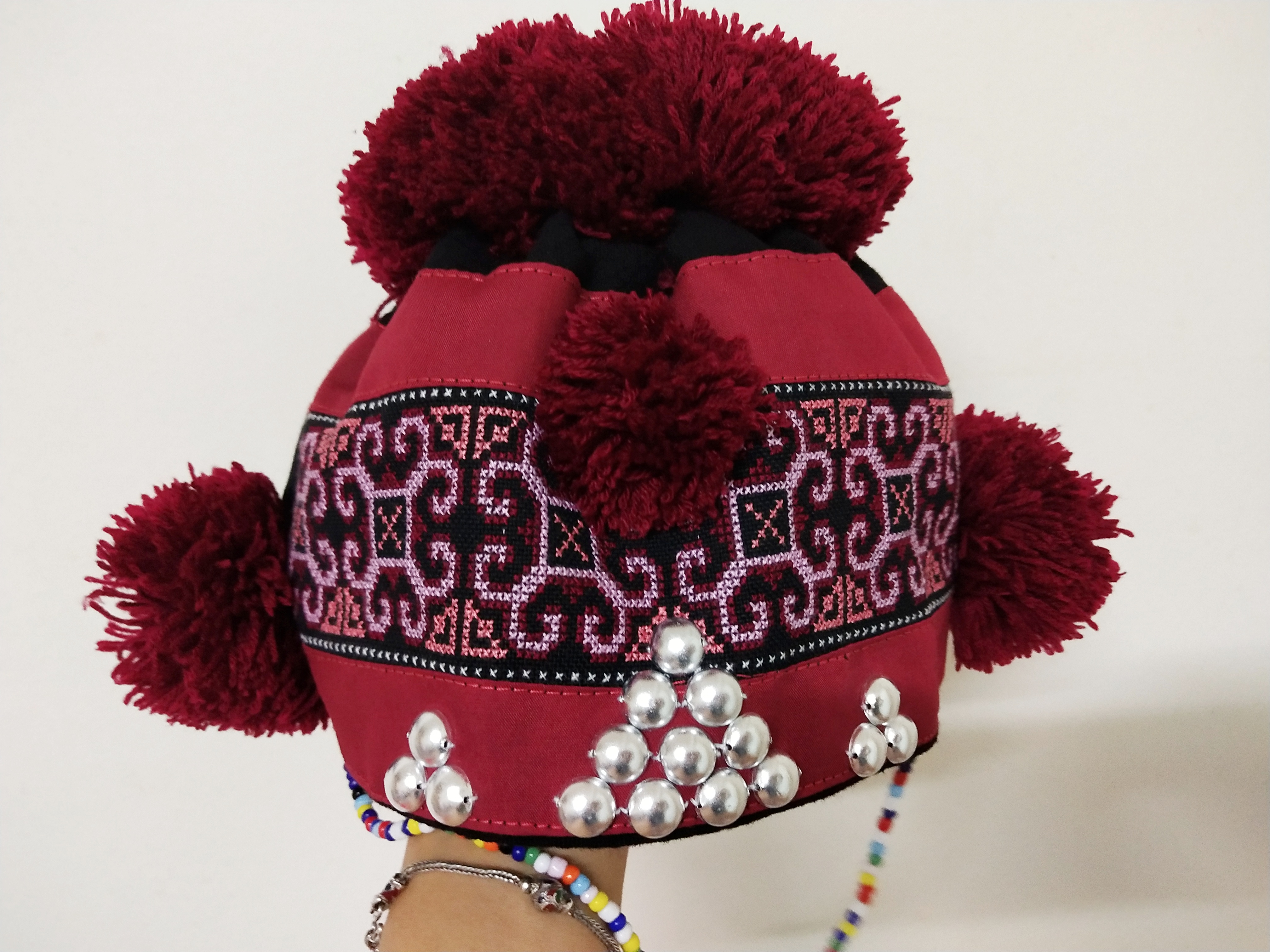 P378 หมวกสีแดง แฮนด์เมดแต่งลายปัก สวยงาม