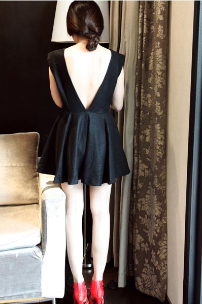 (หมดจ้า) ชุดเดรสสั้น ออกงาน สีดำ คอวีผ่าหลังสวยโดดเด่น