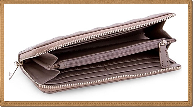 Mango - กระเป๋าสตางค์ใบยาว หนังแก้ว สีครีม