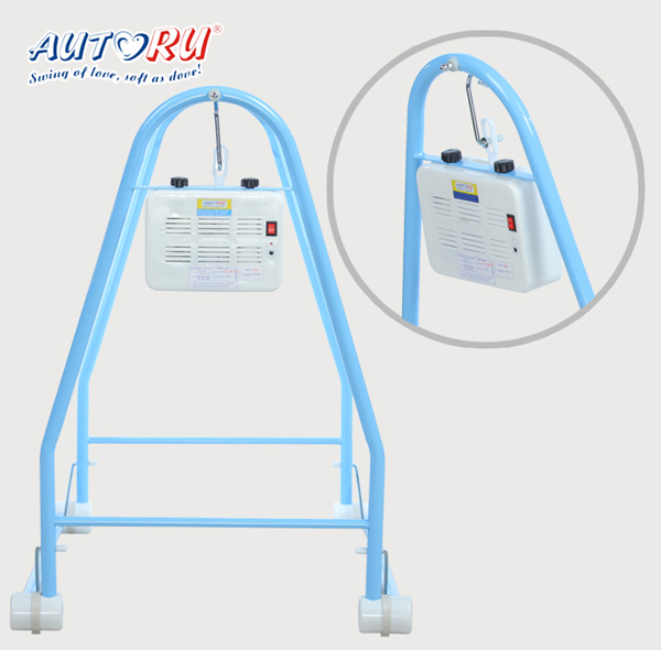 เปลไกวไฟฟ้า Autoru รุ่น Eco ตอบโจทย์สำหรับครอบครัวขนาดเล็ก ที่มีพื้นที่ใช้สอยภายในบ้านจำกัด เปลไกวไฟฟ้า Autoru รุ่น Eco เป็นเปลไกวไฟฟ้าชุดสุดคุ้มที่มากด้วยฟังก์ชั่นการใช้งาน ด้วยดีไซน์ที่กะทัดรัด เปลไกวไฟฟ้ามีน้ำหนักเพียง 7.5 กก. จึงช่วยให้เคลื่อนย้ายสะดวก ติดตั้งง่าย พร้อมออกแบบมาอย่างเหมาะสมกับสรีระลูกน้อยวัยทารก ด้วยฐานรองรับแผ่นหลังแบบเฟรมที่ช่วยป้องกันไม่ให้หลังของลูกน้อยโค้งงอในยามนอน เอกสิทธิ์พิเศษเฉพาะ เปลไกวไฟฟ้า Autoru เท่านั้น นอกจากนี้ เปลไกวไฟฟ้า Autoru ยังสามารถปรับระดับความเร็วในการไกวได้ถึง 6 ระดับ ตามน้ำหนักของน้อง และด้วยการเคลื่อนไหวที่นุ่มนวลสม่ำเสมอ โดยไร้เสียงดังรบกวน ลูกน้อยจึงหลับสนิทได้ตลอดวัน เปลไกวไฟฟ้า Autoru รุ่น Eco มี 2 สีให้เลือกสีฟ้าและสีชมพู พร้อมการรับประกัน 1 ปีเต็ม