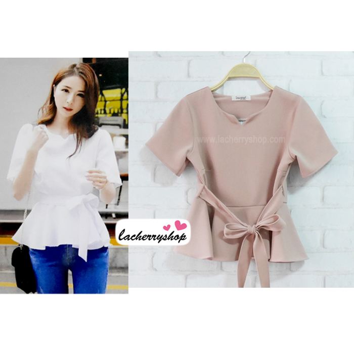 เสื้อผ้าแฟชั่นสวยๆ เสื้อทำงานสีนู้ด ผ้าฮานาโกะ แต่งระบายเอว มีสายมัดโบว์ สวยหวานสไตล์เกาหลี ใส่ได้หลายสไตล์ เว้าคอ มีซิปหลัง ใส่ได้ทุกโอกาส