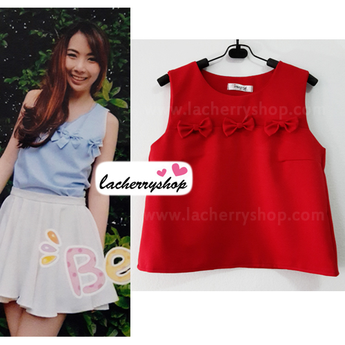 เสื้อแฟชั่น สีแดง แขนกุด ผ้าฮานาโกะ ทรงสวย แต่งโบว์ช่วงอกน่ารักๆ เนื้อผ้านิ่ม อยู่ทรง ไม่ยับง่าย ใส่สบาย สินค้าคุณภาพ ราคาไม่แพง