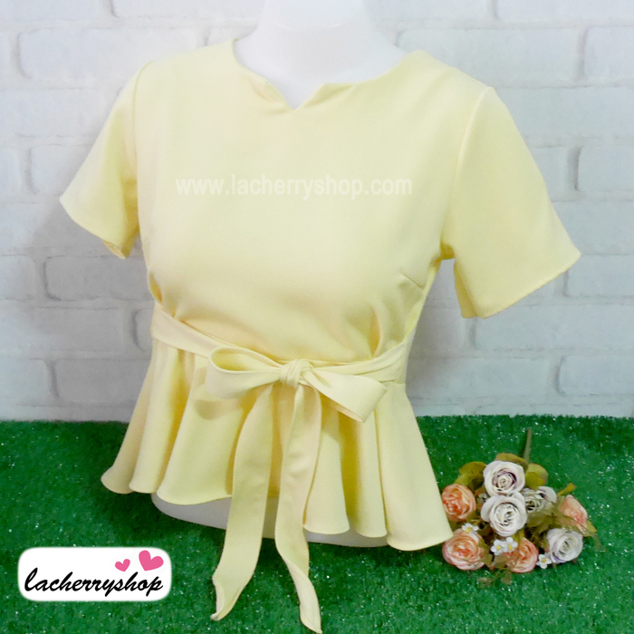 เสื้อผ้าแฟชั่นสวยๆ เสื้อทำงานสีเหลืองอ่อน ผ้าฮานาโกะ แต่งระบายเอว มีสายมัดโบว์ สวยหวานสไตล์เกาหลี ใส่ได้หลายสไตล์ เว้าคอ มีซิปหลัง ใส่ได้ทุกโอกาส