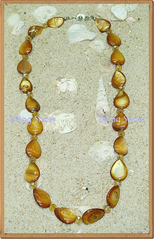 สร้อยคอหินสี - เปลือกหอยทรงหยดน้ำสีน้ำตาลเม็ดเล็ก สลับด้วยคริสตัลสีแชมเปญ