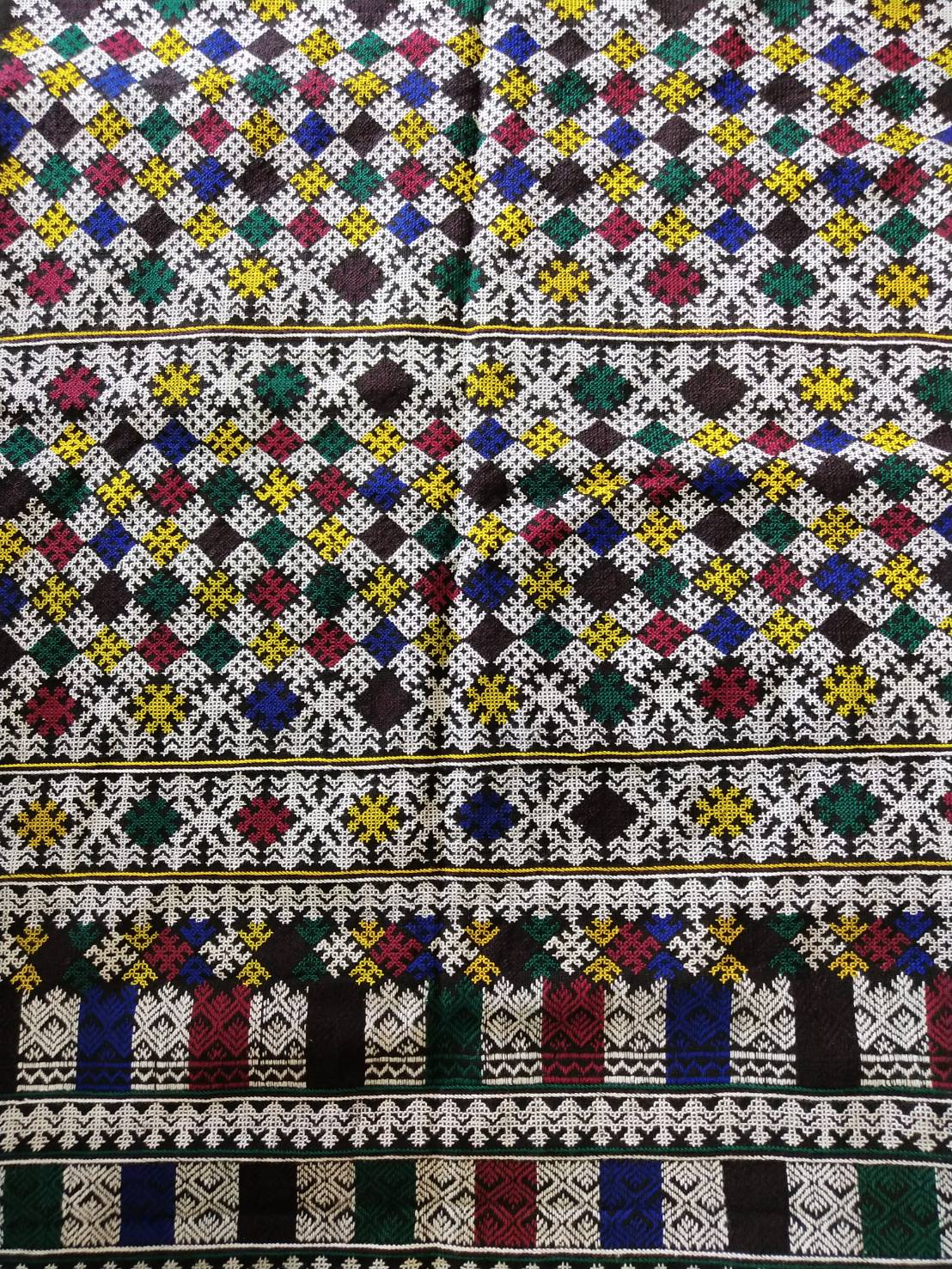 P397 ผ้าปักลายกางเกง ลายปักโบราณ โทนสีขาว เป็นงานปักเก่า