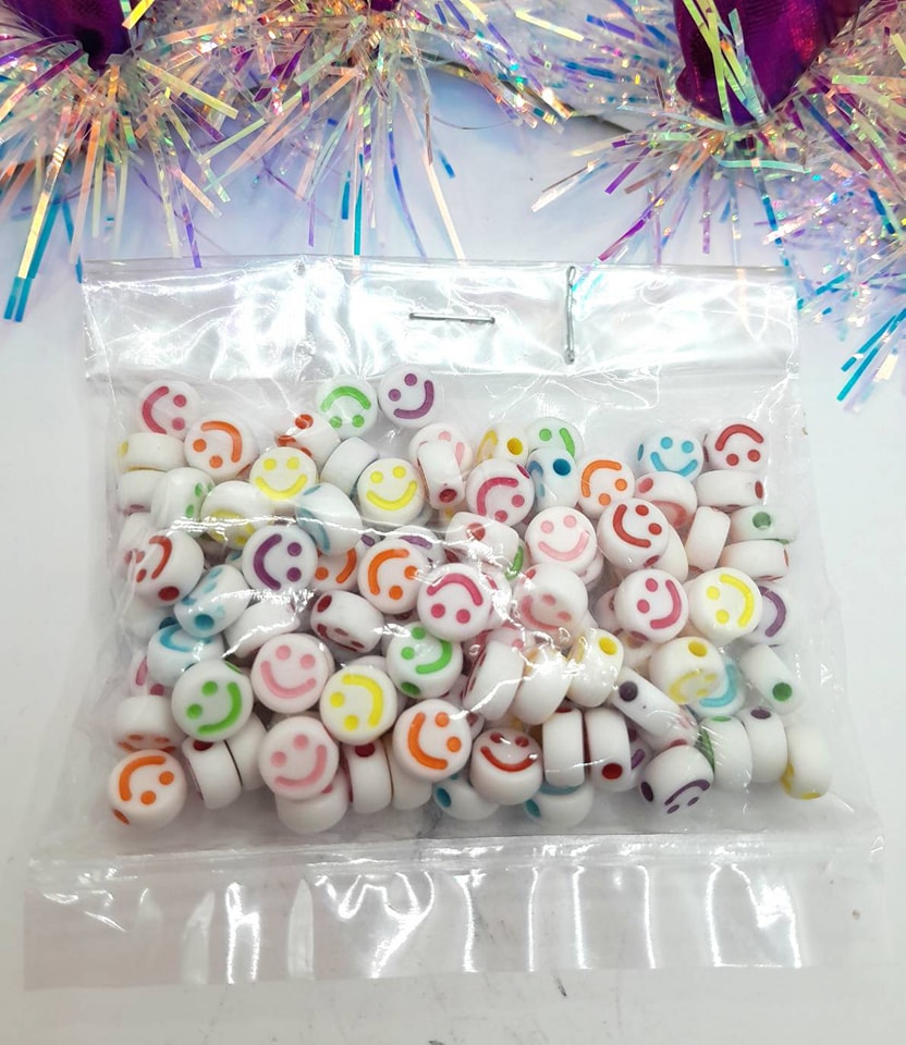 ลูกปัดแฟนซี ทรงกลมแบนสีขาว ลายหน้าต่างๆ คละสี แพค 20฿