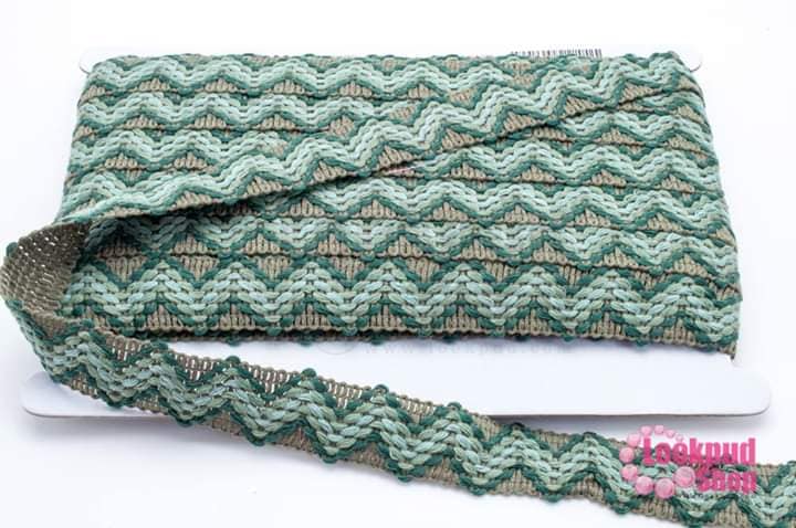 ผ้าแถบ ลายคลื่น โทนสีเขียวเข้ม กว้าง 2.3ซม (1พับ/18หลา)