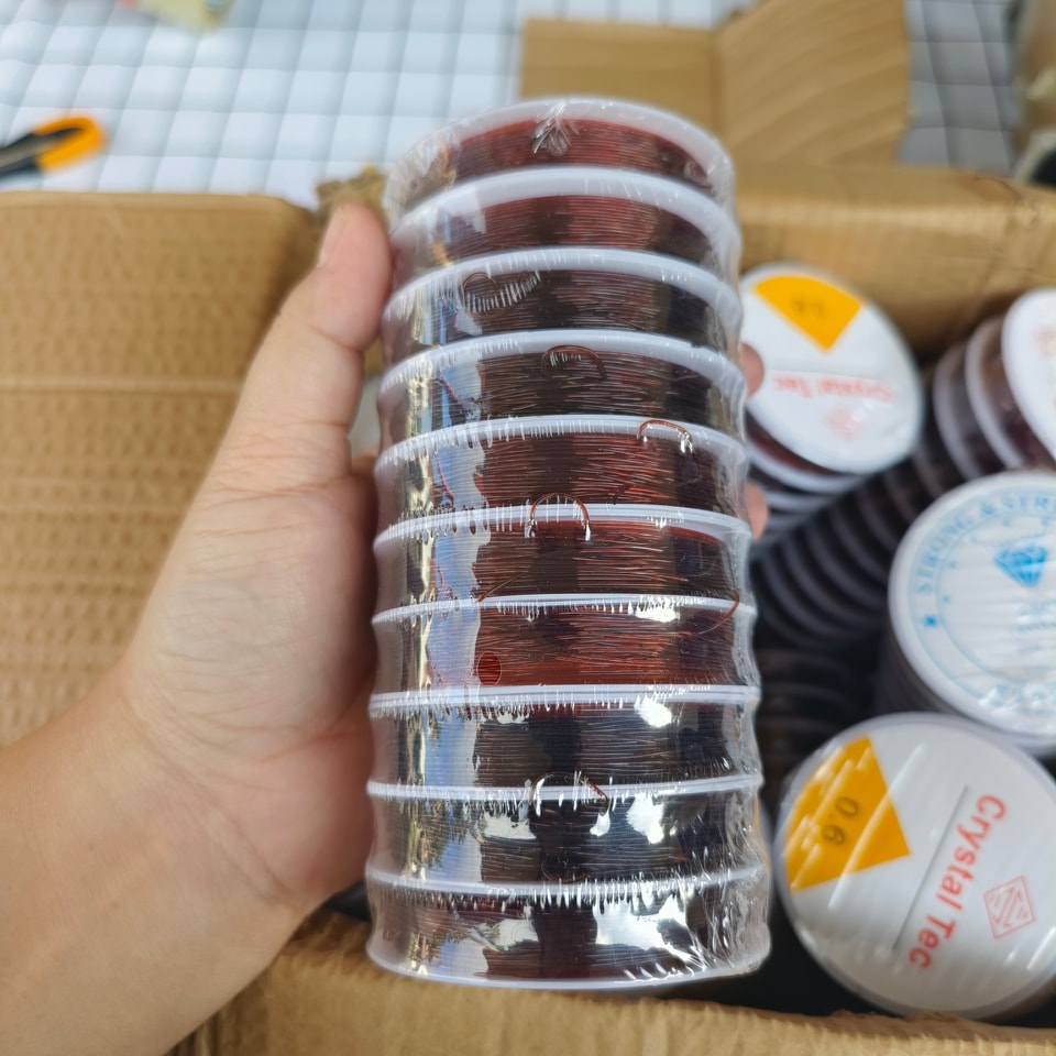 เอ็นยืดร้อยหิน เส้นกลม 0.6 มิล สีน้ำตาล ม้วนเล็ก 10 หลา แพคละ 300฿ (10 ม้วน)