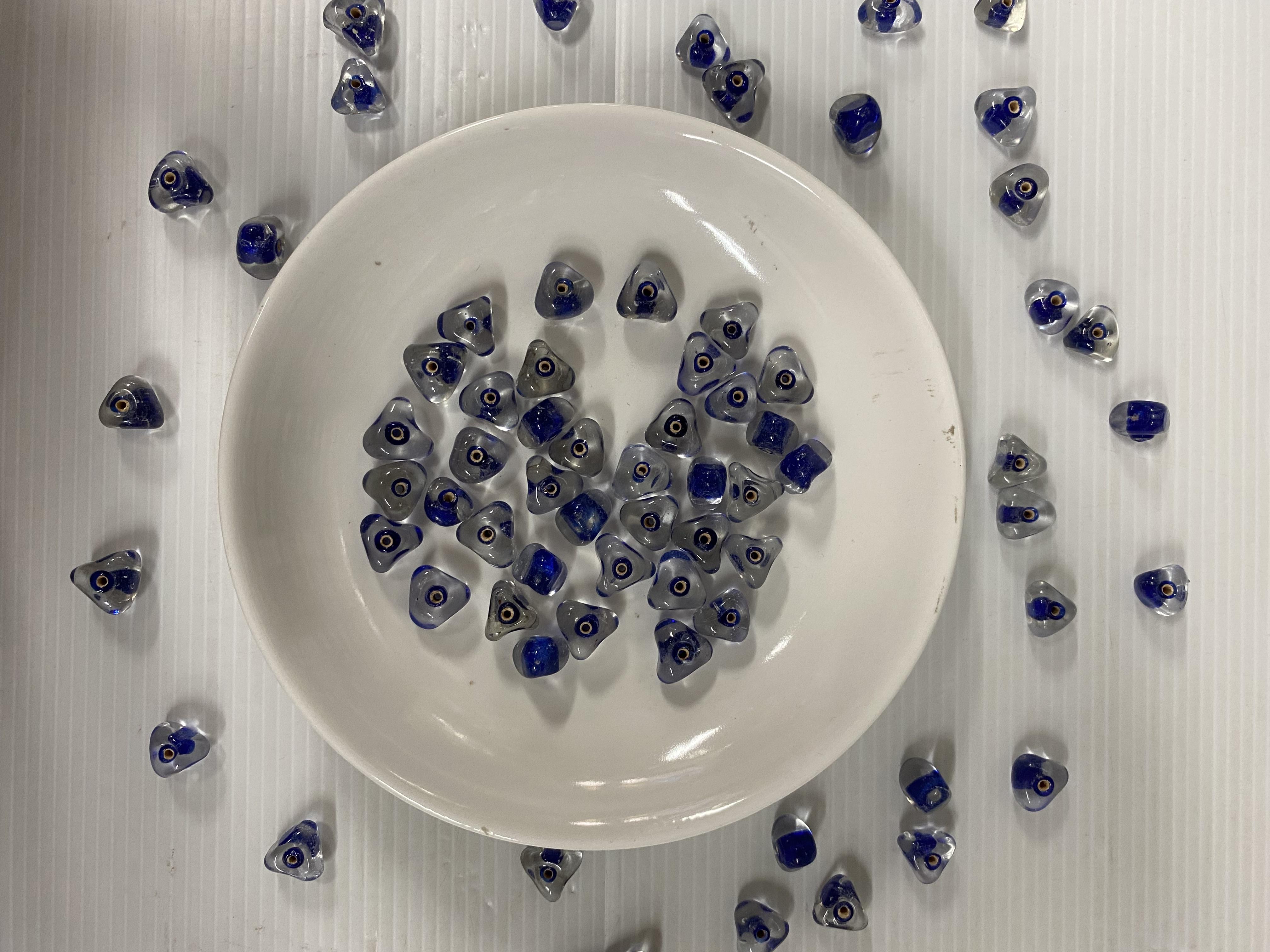 ลูกปัดแก้วอินเดียสอดไส้ทรงสามเหลี่ยมสีน้ำลูกปัดแก้วอินเดียสอดไส้ทรงสามเหลี่ยมสีน้ำเงิน 12 มิล 100 กรัม 200 บาท