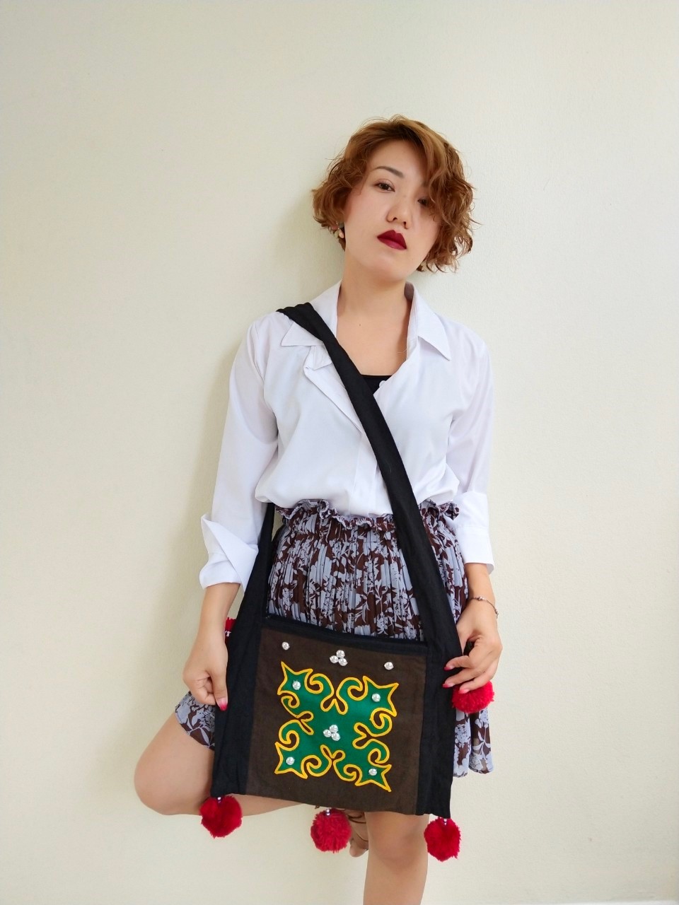 ย่ามสะพาย ลายดอกสีเขียวเดินด้ายสีเหลือง พื้นสีน้ำตาล มีลายสองด้าน