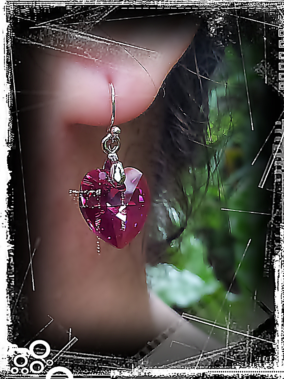 ต่างหูคริสตัลหัวใจ สีม่วงสดเคลือบวาวพิเศษ ก้านเงินแท้